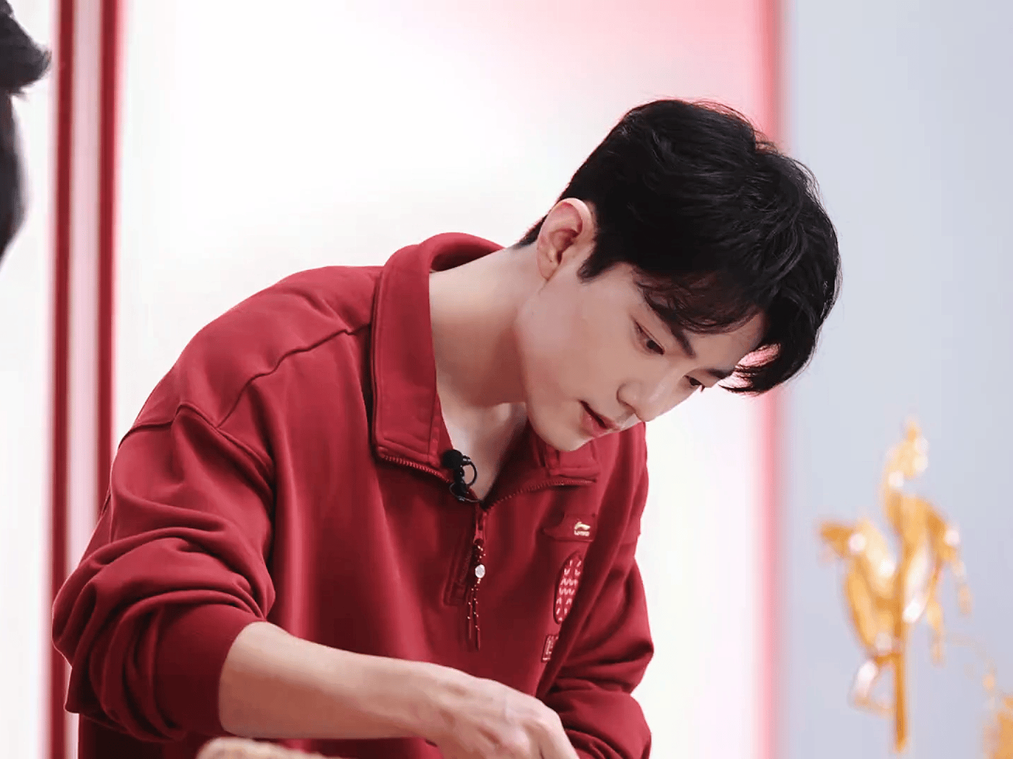 肖战做了糖画我觉得这次直播出来太瘦了，还是脸上有肉肉好看，不要减肥，不要减肥