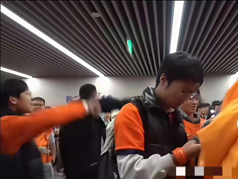 大写的尴尬！青岛海牛保级无忧后，海牛球迷就开始骂李晓鹏、骂西海岸、骂泰山队了。