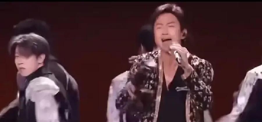 邓超一场跨年全开麦，直接把内娱的遮羞布给撕了。40+的演员，把一众选秀偶像按在