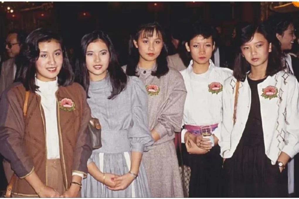 上世纪80年代，吴君如、蓝洁瑛、刘嘉玲、商天娥、曾华倩同框的合影，一眼望去，还是