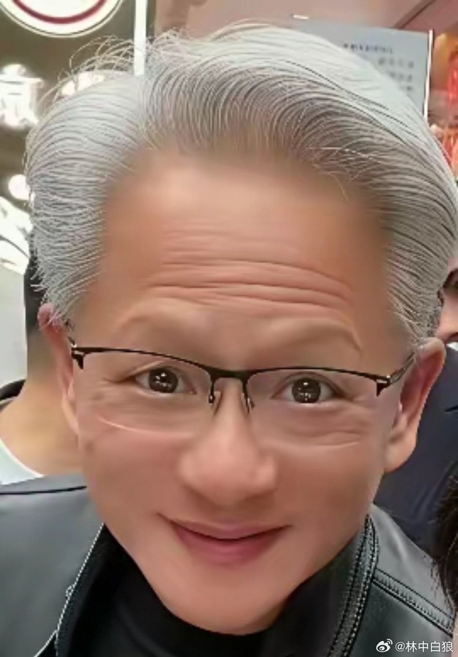 黄仁勋友好地与一位女士合影。对方开了美颜……