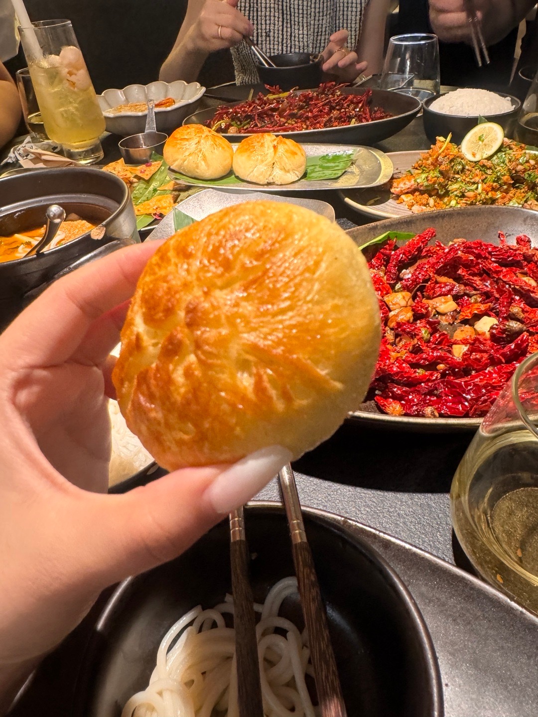 不炫碳水怎么行？烤包子😋好吃大家都在吃菜，只有我在认真吃主食​​​