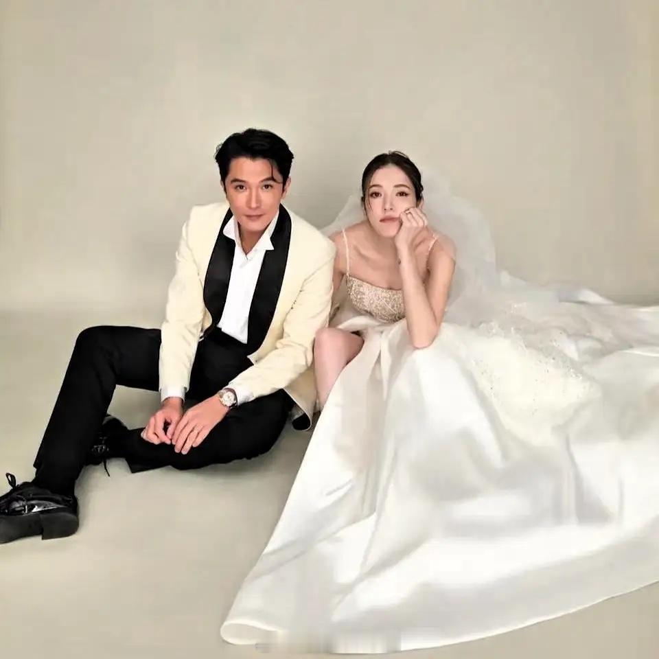 邱泽许玮甯婚纱照曝光，两口子将在11月28号办婚礼！其实挺好的，孩子也生了，将来