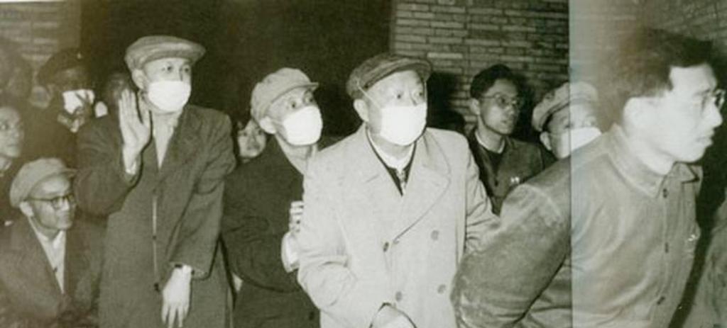 1960年4月18日，聂荣臻元帅（左四）与时任中国科学院副院长兼党组书记张劲夫同