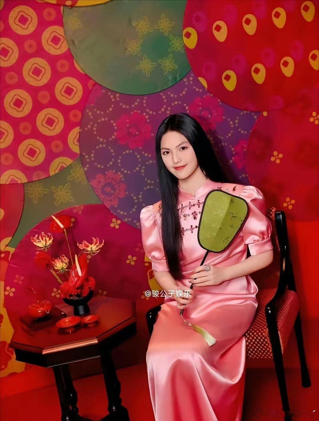 李湘女儿王诗龄回国后晒出美照！16岁的她身穿粉色改良旗袍，长发披肩，手拿古扇，像画里走出来的大家闺秀