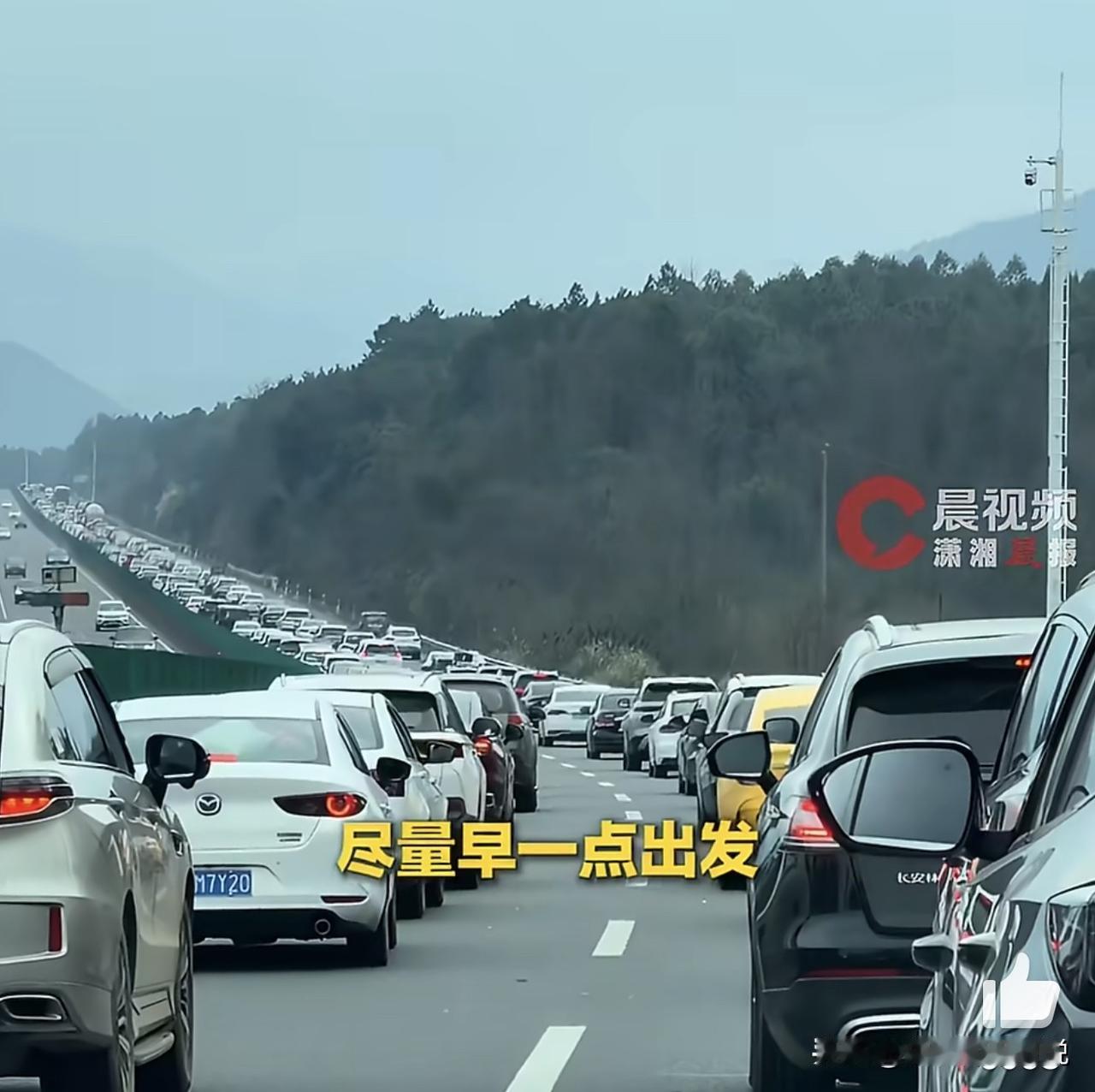 这对夫妻恐怕是这个春节最后悔的出行者了，就因为晚了五秒钟就导致支付了1700元的