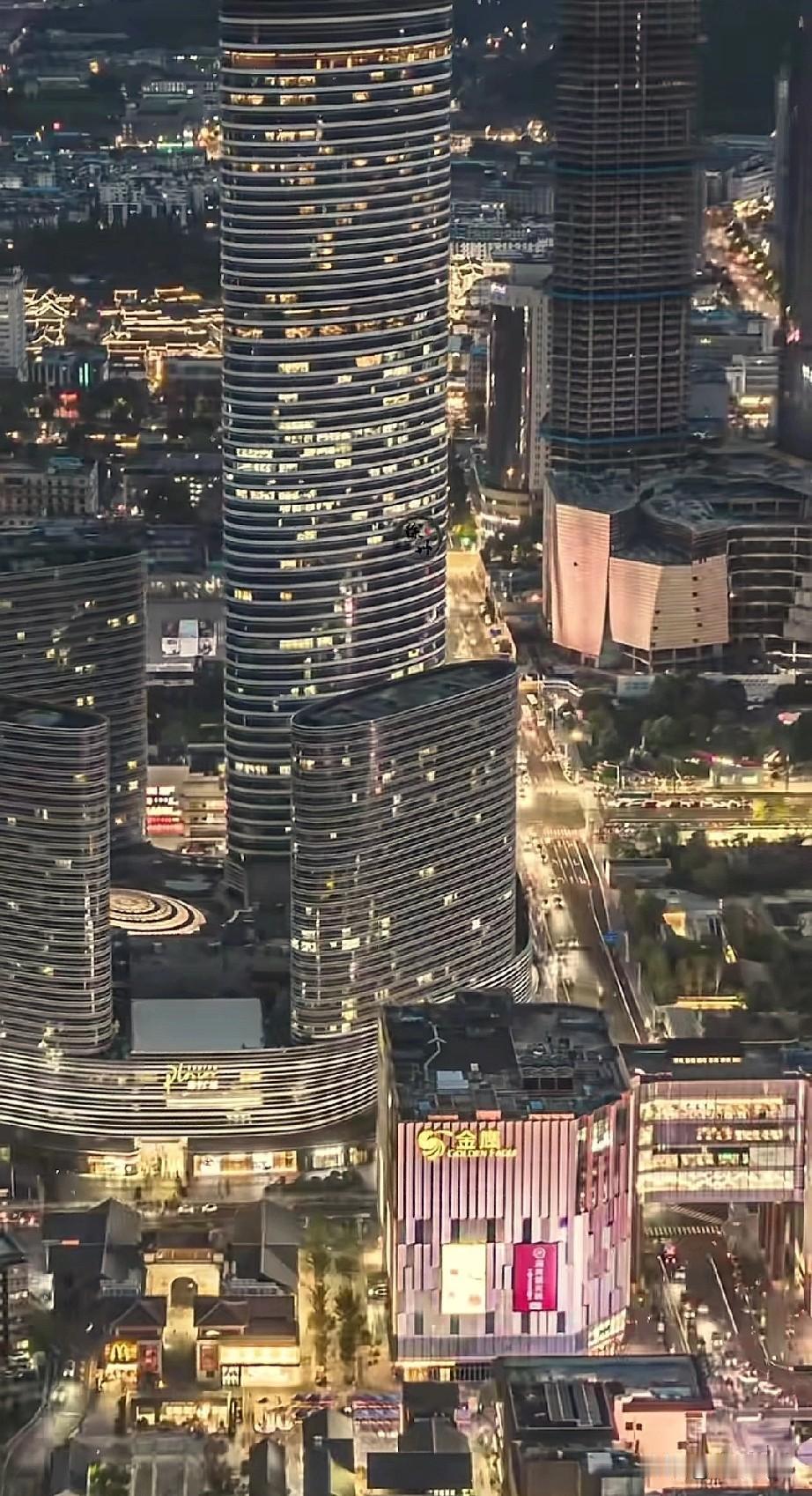 我觉得宿迁的遗憾，没能把老城区做好商业，和徐州比差一大截。徐州的苏宁广场，人气