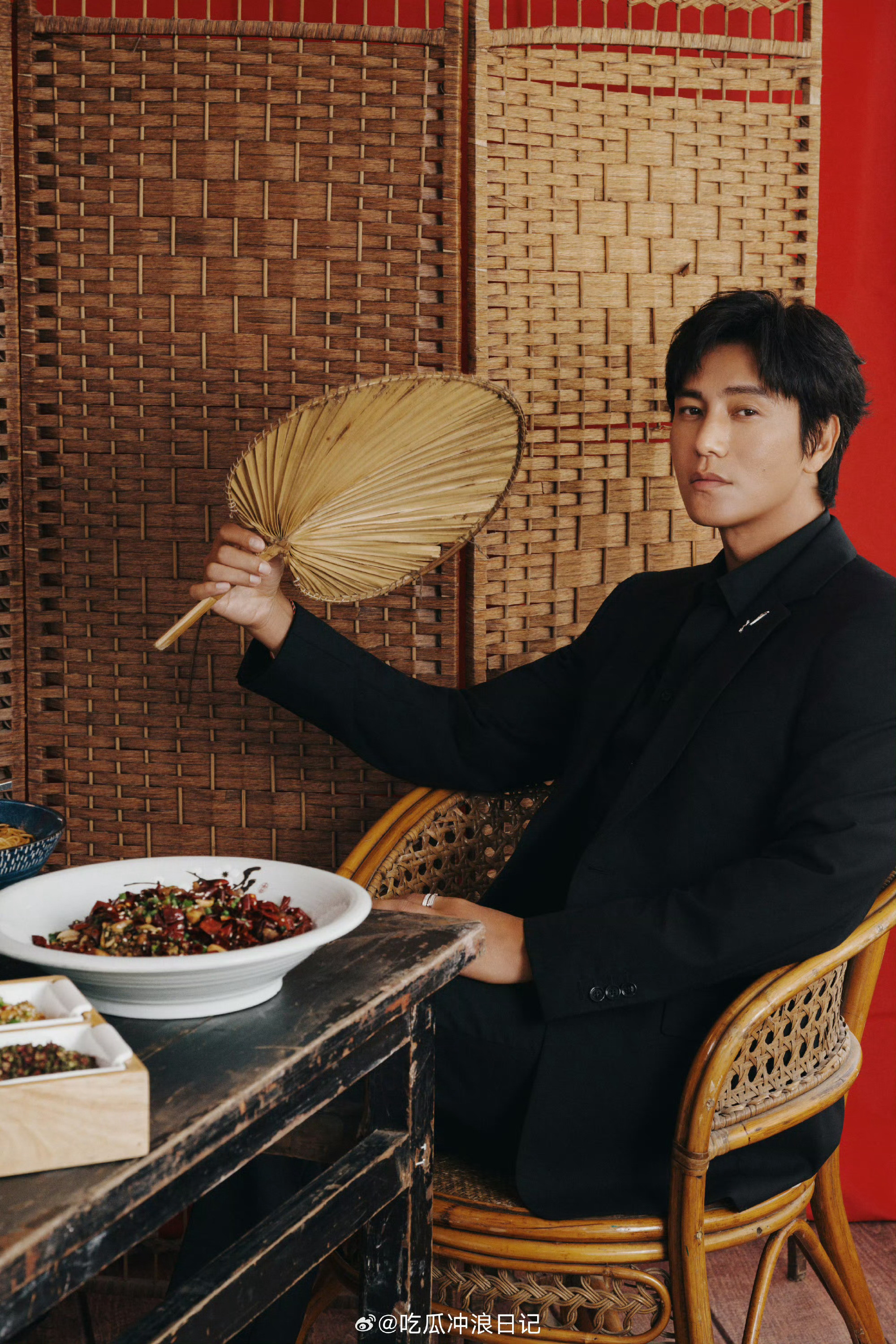 陈坤重庆基因觉醒了回到重庆的陈坤褪去荧幕疏离感，骨子里山城人的豪爽展露无遗，感