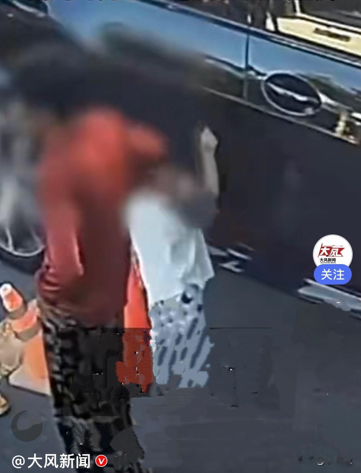 近日，江苏徐州路边停着一辆黑色私家车，一个小男孩拿着牙签、木屑之类的东西在车身上