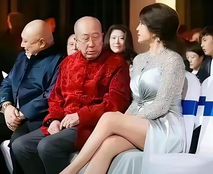 近日，有网友晒出一美图，还配有文字说明：这是一位德高望重的老干部，辛勤工作大半辈