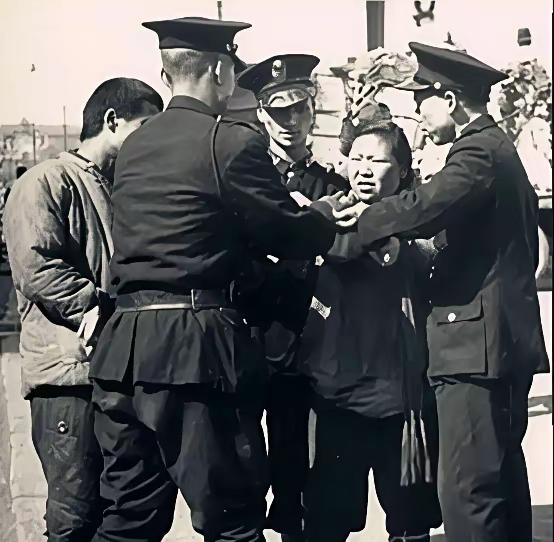1937年，烈日炎炎，北平失守后，29军军长宋哲元接到撤退命令，战场的前方，几千