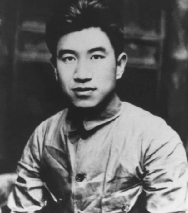 1934年，化装成商人的张子华，不幸被捕。敌人审讯他时，他讲一口浓重的家乡口音，