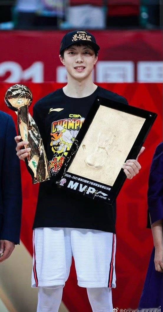 小胡在今日的请神活动中，请到了5年前的自己。广州男篮vs广东男篮