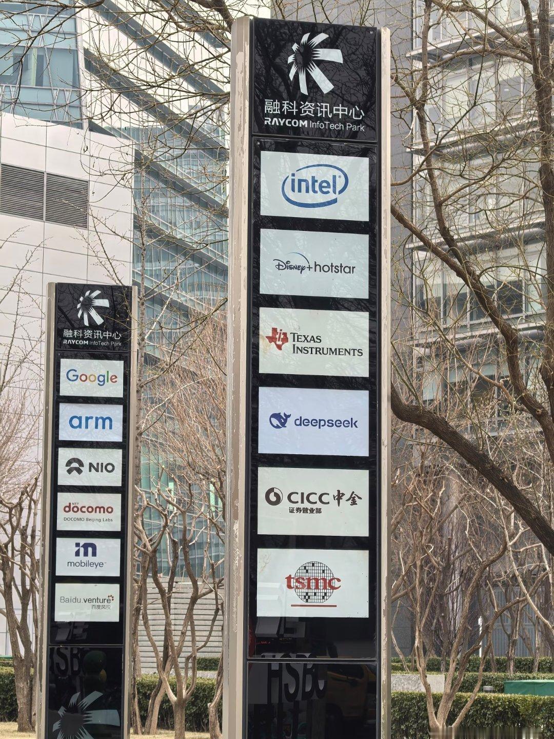 DeepSeek降价其实深度绑定了一个大语言模型，涨价降价都得用。应该出台相关