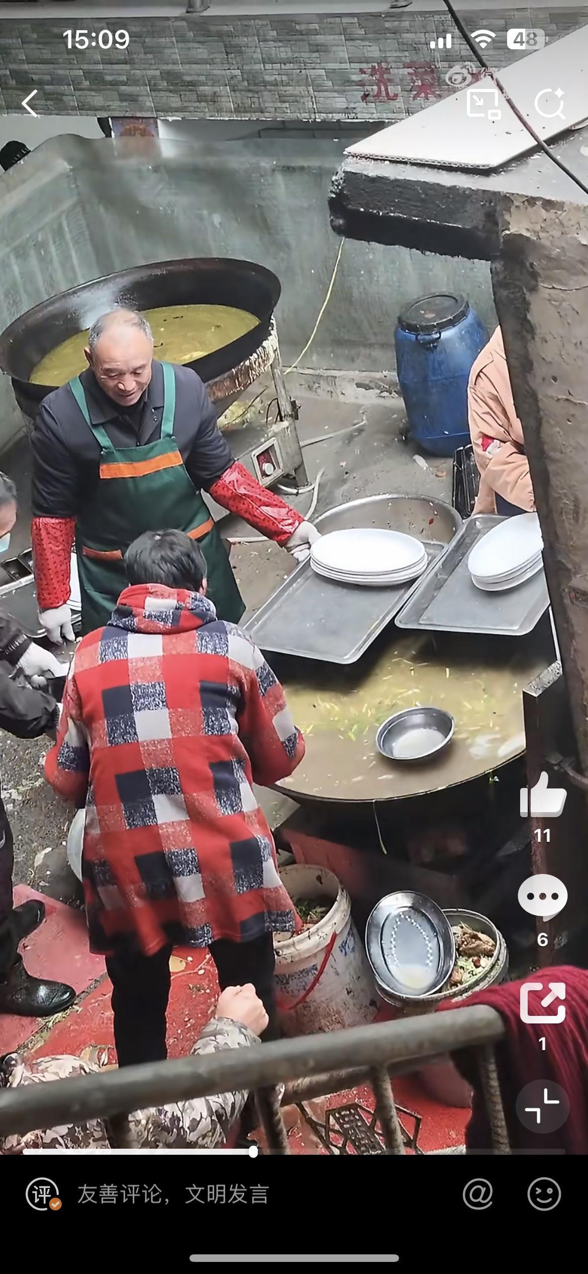 这就是你们心心念干净卫生的农村大席，看到这一锅比污水还脏的洗锅水，你们不倒胃口吗