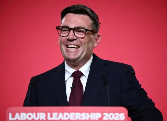 上任才1个月，英国新首相伯纳姆做了一个让很多人意外的动作：9月8日，他主动与中方