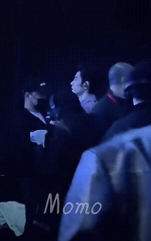 肖战片场补妆时突然躲闪，这0.5秒的微表情直接炸翻了全网。有人非要说这是顶流对