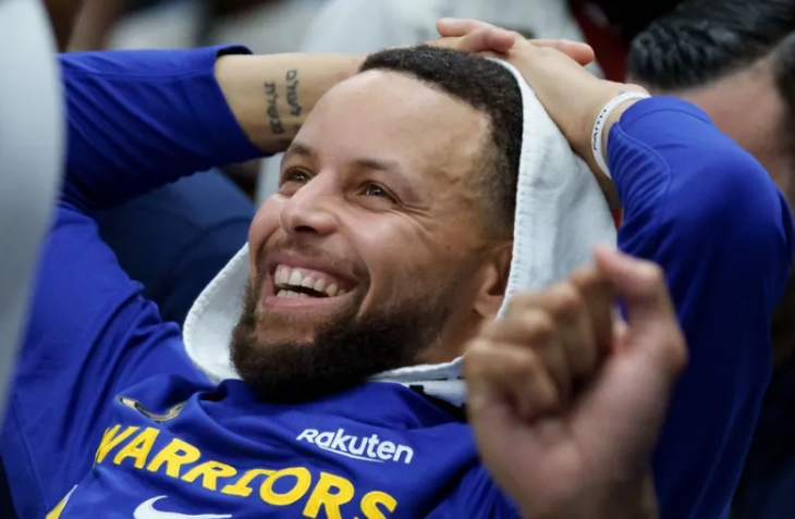 勇士名宿里克-巴里近日在采访中，谈到了斯蒂芬-库里。