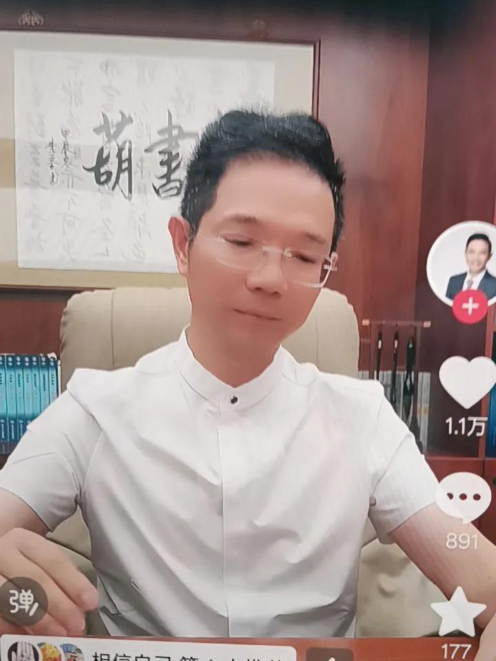 李圣坐在他办公室，桌子上面前摆了一盘棋，这盘棋把字面全部翻过来了。张书向李圣律师