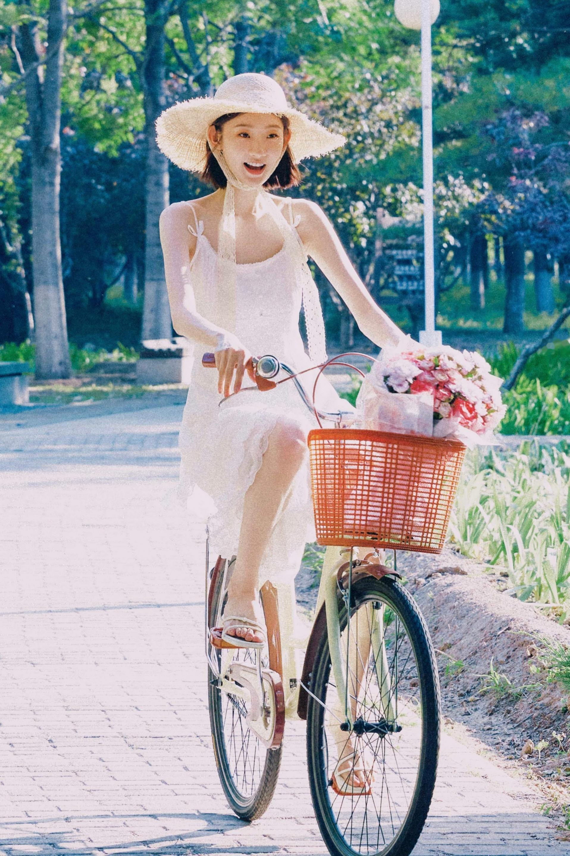 张艺凡最新夏日骑行写真🚴🏻‍♀️​​​