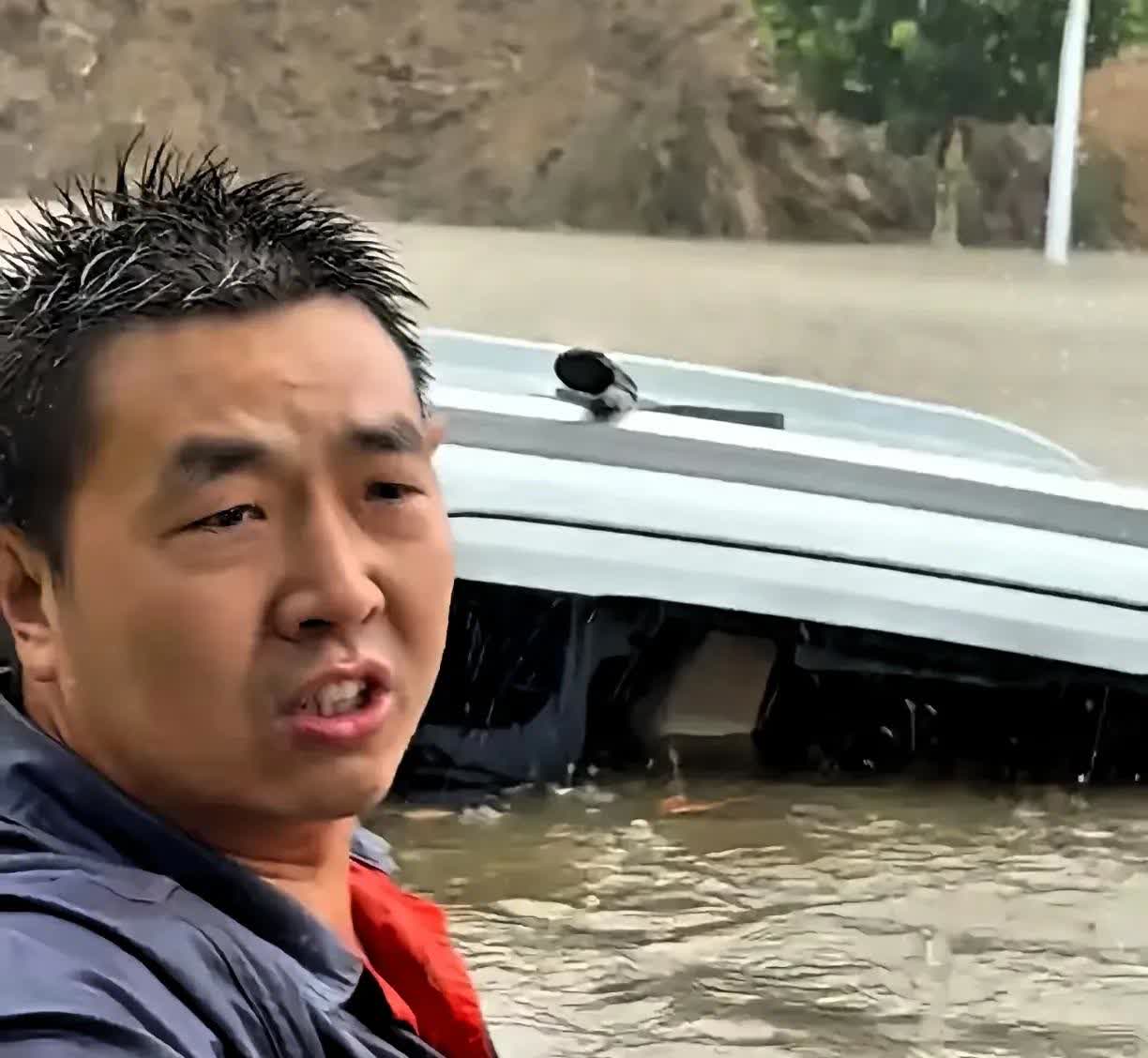 河南南召大暴雨，市区严重积水，一女子被洪水困在车中，面临危险，三男子路过看见后施