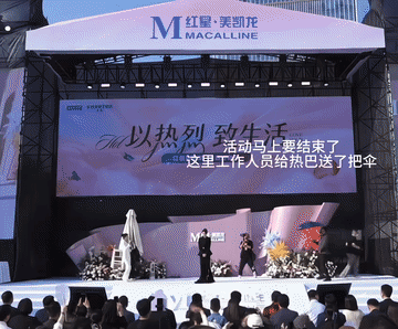 迪丽热巴和女主持人的互动好有爱，好默契！迪丽热巴没有顶流的傲娇和高冷，女主持人也