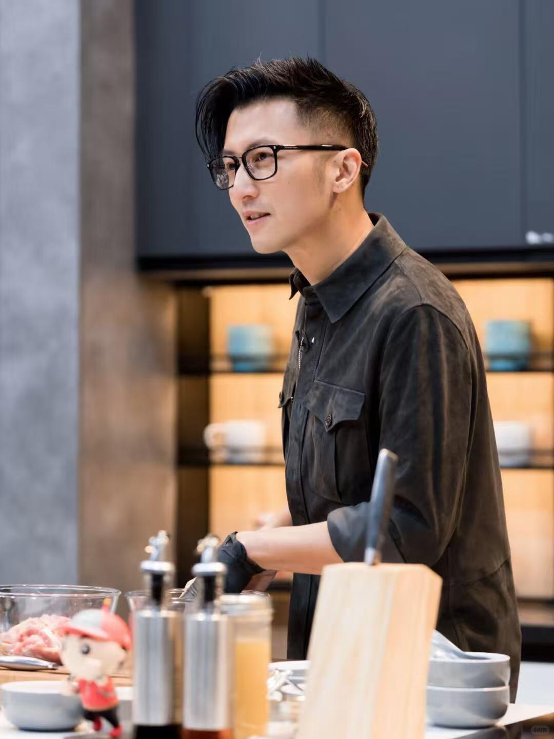 谢霆锋吃到广东白斩鸡后，他直言不讳夸赞：“还是广东鸡好吃，鸡有鸡味”，话锋一转吐