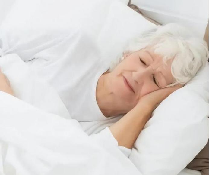 老年人睡太早有危害？医生呼吁：65岁以后最好在这个点睡觉 睡眠时间，老年健