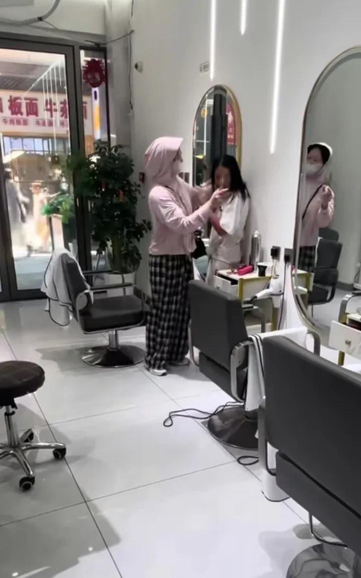 一妈妈带女儿去剪头发，但女儿不想剪，妈妈非逼着她剪：剪不剪？不剪回家也给你剪喽！