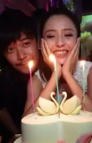 大导演陈思诚和前妻佟丽娅究竟唱哪出、你说没离吧又不同床异梦、你说离了吧佟丽