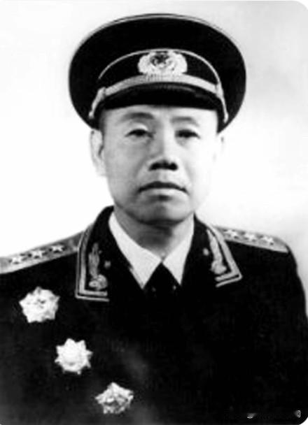 他是开国上将。18岁参加黄麻起义。23岁历任红四军10师师长、红四军军长。29岁
