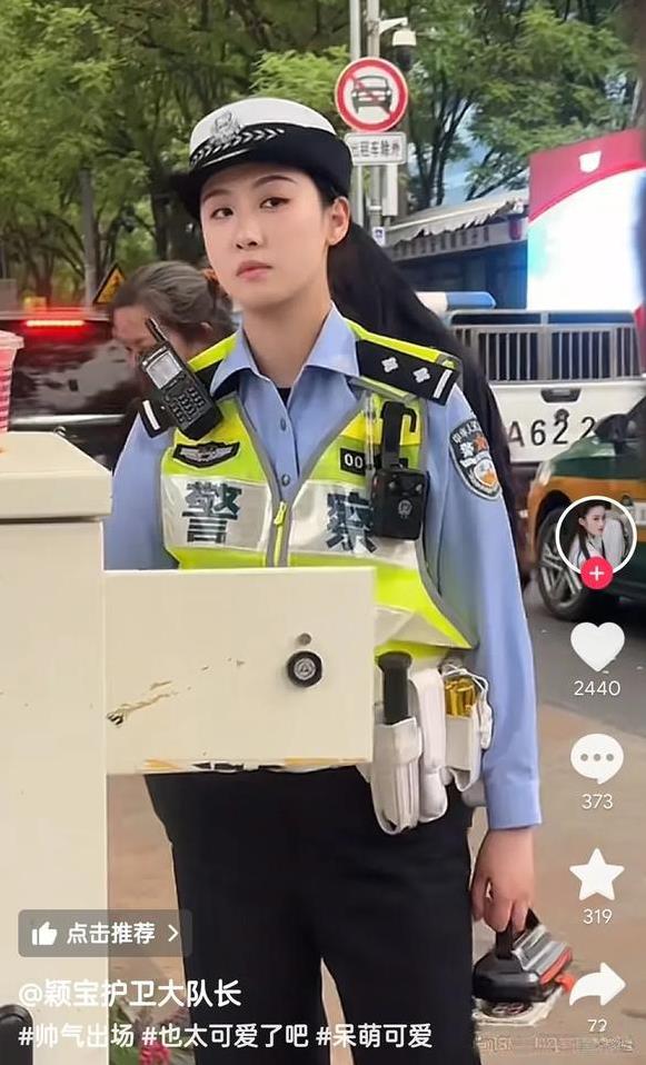 美女交警的兜里装的是什么？这眼神是不是对拍她的网友不满？不得不说，首都的警察装