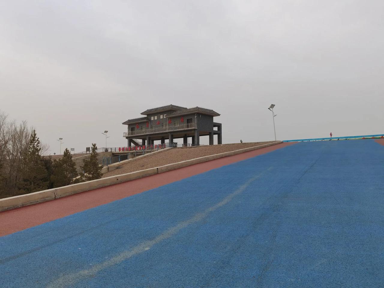 观红崖山风景，感受一种精神红崖山，是沙中长出的峻峰，奇石嶙峋
