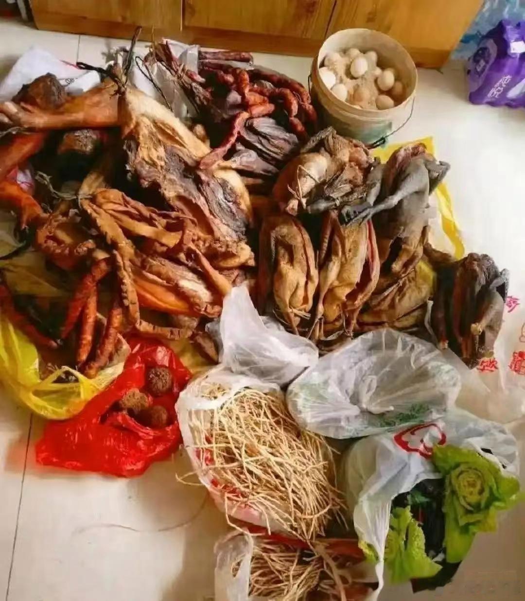 第一张是丈母娘给的，第二张是我妈给的，人性的凉薄啊
