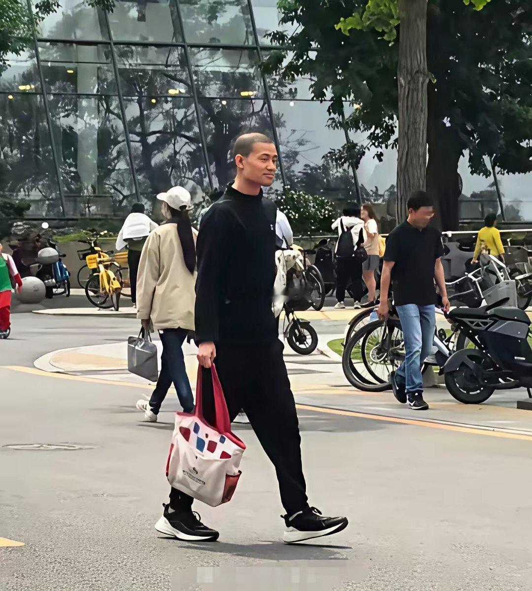 北大韦神风格大变样，头发少了，变得洋气了不少