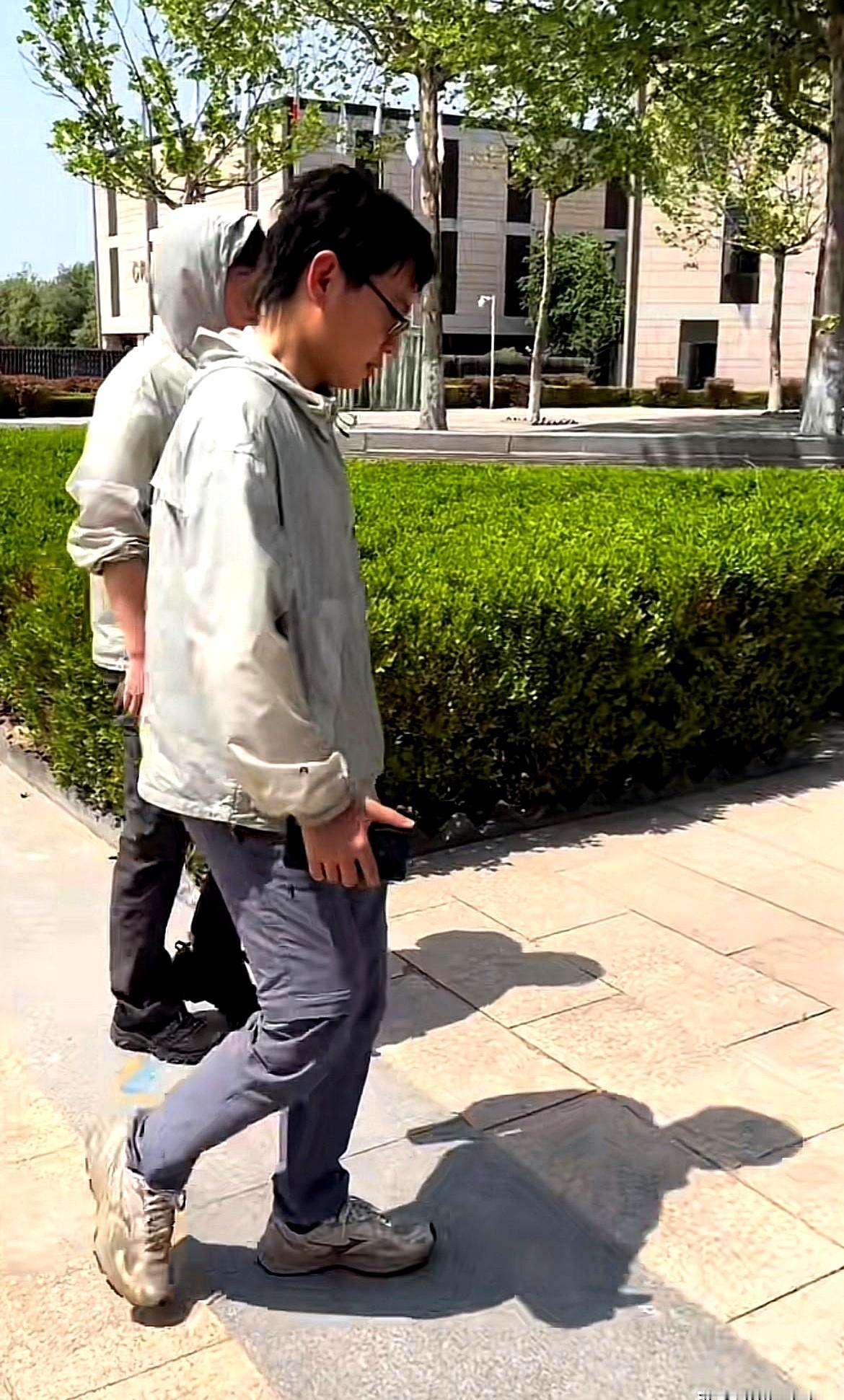 当时评论区不是都夸绿头发好看吗？与辉同行的阿杜，前阵子那一头绿发，确实炸