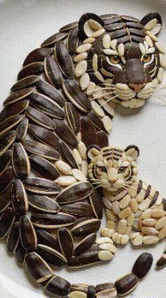 笑喷！别人用瓜子摆十二生肖，我用瓜子只剩一堆壳刷到大神用瓜子摆的十二生肖，