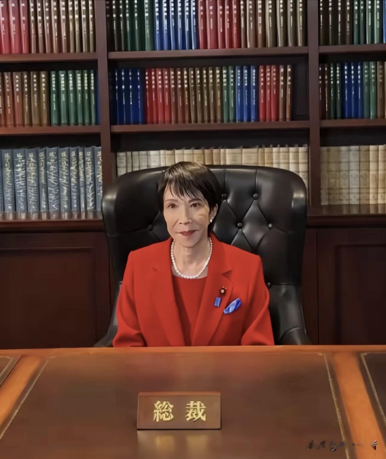 这是一张高市早苗当选日本自民党总裁后上班第一天的一张特写照片。只见高市早苗穿