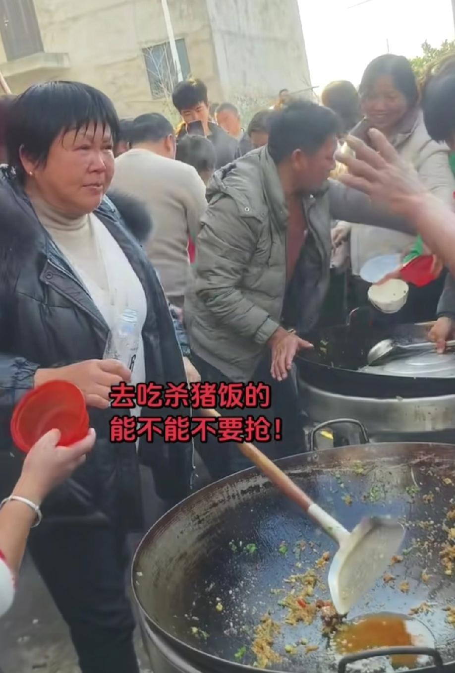 江西丰城“杀猪饭”场面失控，没素质的人直接抢饭，有人直接把桌子都掀了……评论区