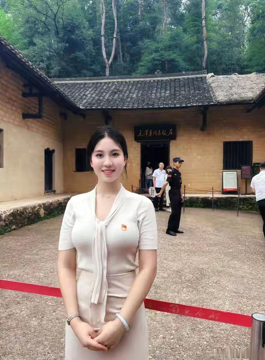 韶山冲，伟人故居前留影的小姐姐。