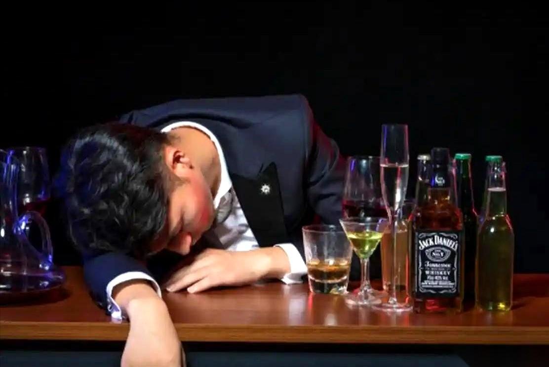 就着几粒花生米，一杯高度白酒下肚，你以为是豪爽？我跟你说，那一瞬间，是你的胃黏