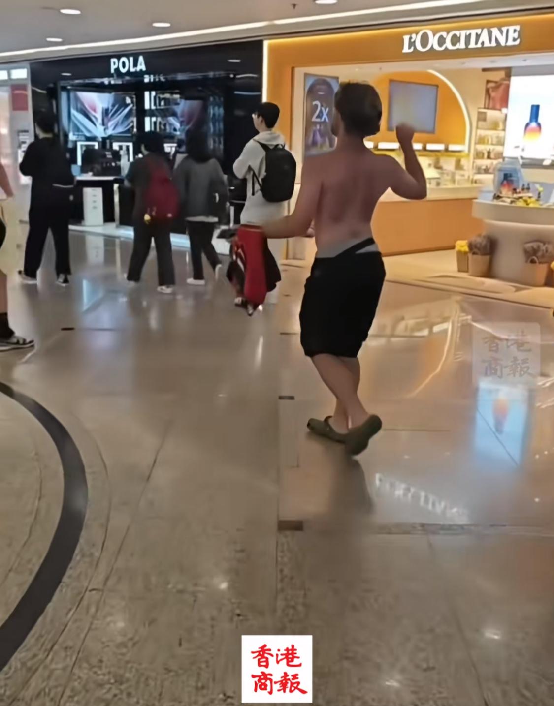 几个老外赤裸上身在香港地铁里大声喧哗、像猴子一样又蹦又跳，很神奇的事整个车厢的人