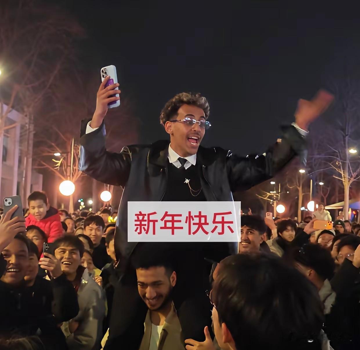 杭州跨年夜上万人挤得水泄不通，安保人员来回巡逻都不敢松劲，这位印度老铁倒挺会找存