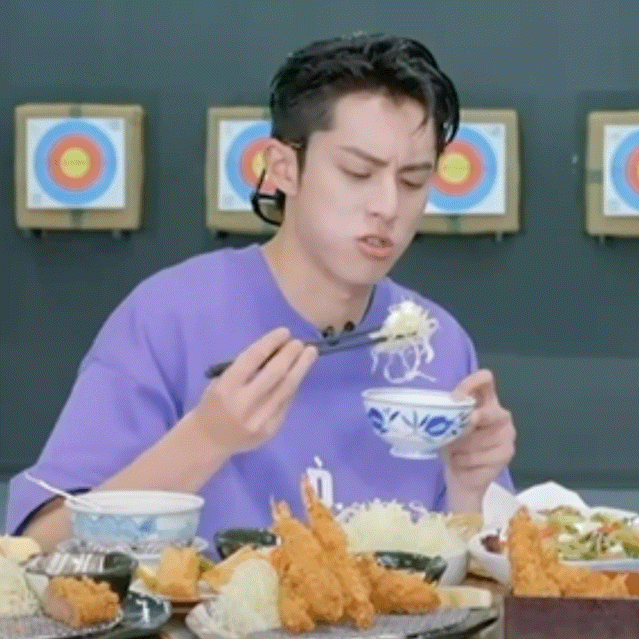 王鹤棣吃个高丽菜丝儿都吃得好香啊​​​