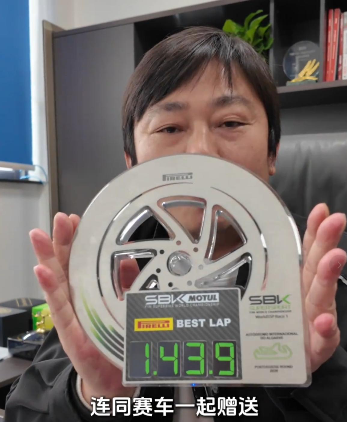 张雪这次真是豁出去了！为了向陈光标表达敬意，也为了支持李亚鹏的慈善事业，张雪