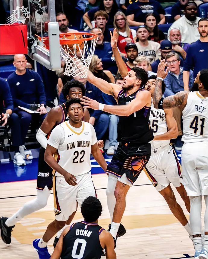 太精彩了，太阳115-108逆转鹈鹕，这三位球员是赢球功臣1. 布克，末节