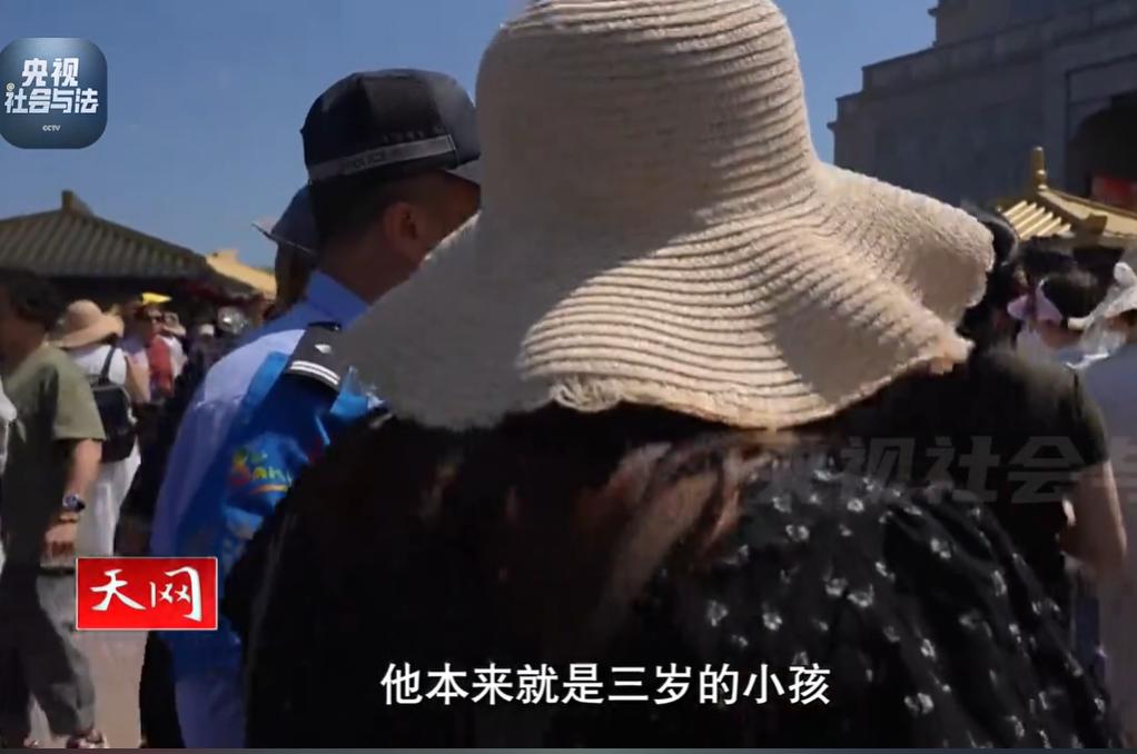 海南三亚，3岁小孩在众目睽睽之下，在路边就撒尿，父母也不管，一对夫妇看见了，觉得