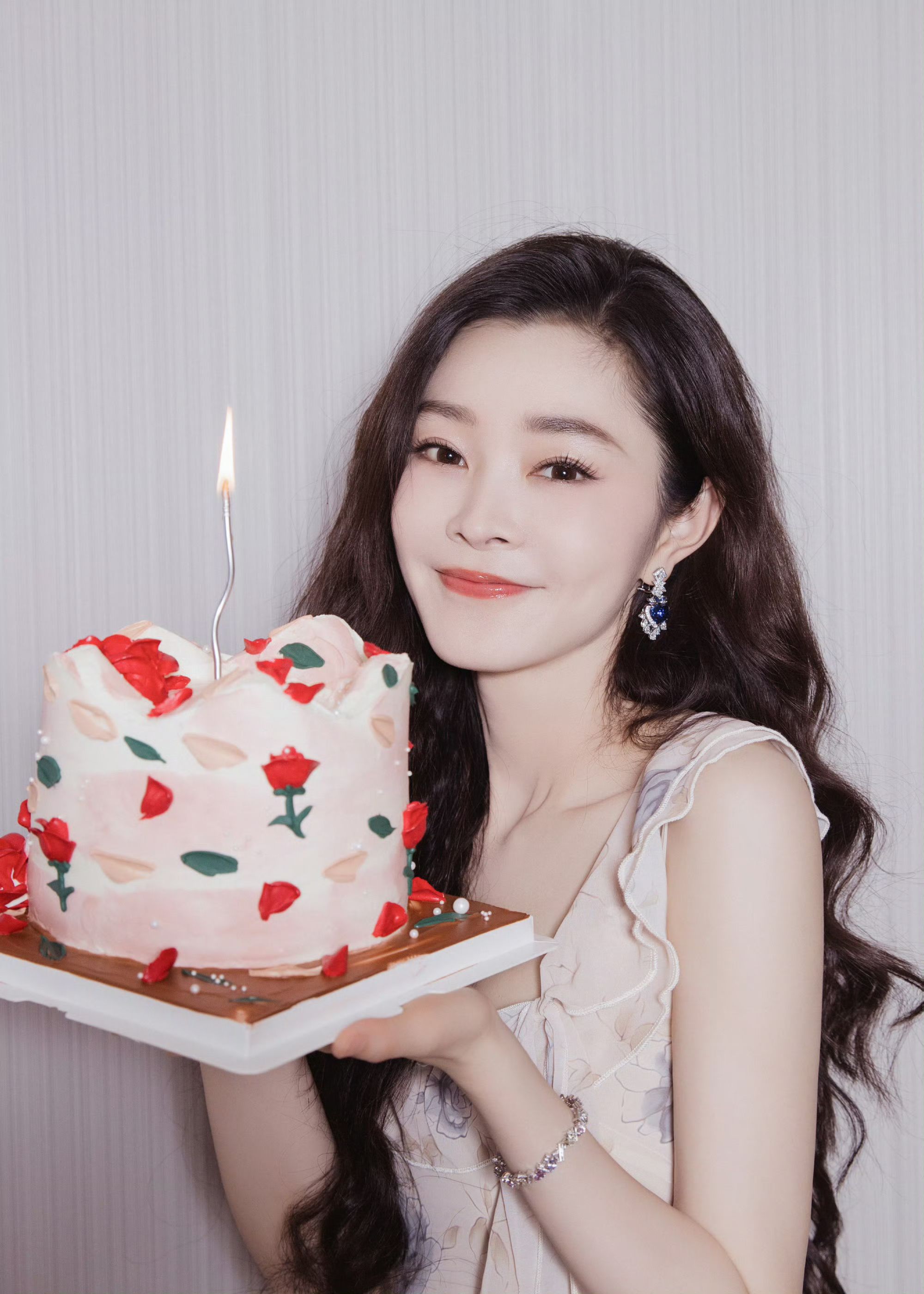 笑话一则：村长的老婆问村长："这么多年你发现咱村的女人哪个最漂亮？"村长听到这