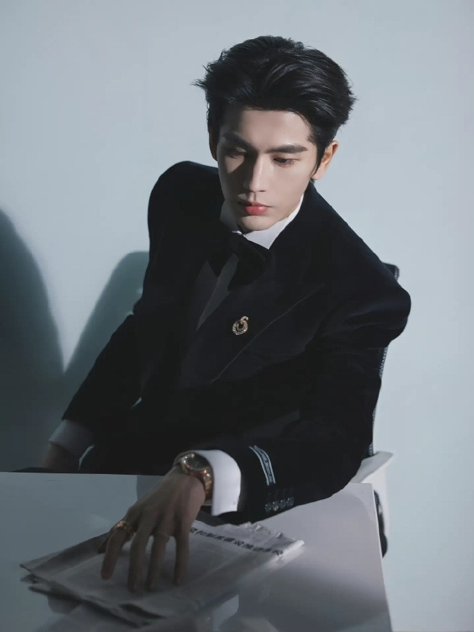 1.张凌赫晚上不管多晚收工，都会卸完妆敷个睡眠面膜。2.陈伟霆进组拍戏也不耽误锻