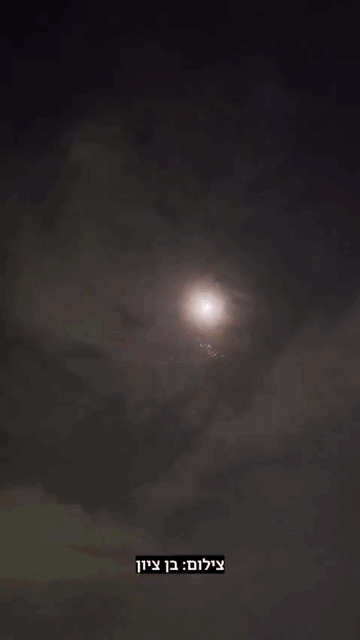 昨晚的最佳依旧是集束战斗部，特拉维夫上空拍摄到多枚分裂的集束弹头飞跃失去了拉里